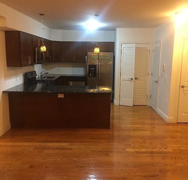 2nd image of 200 43rd St