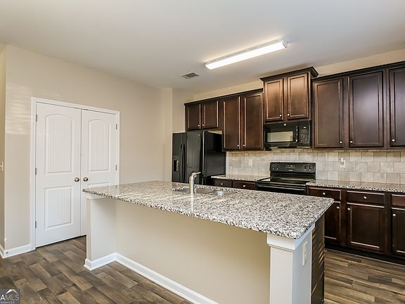 3rd image of 870 Walnut Woods Dr