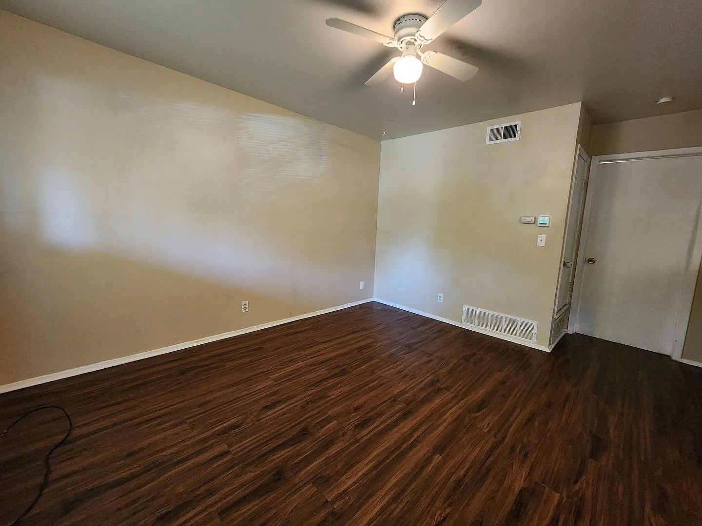 1/1 Triplex with easy access to IH 35 for Commuters! Fridge Included / NO Carpet! — Photo 3