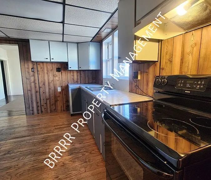 19 N Pine St — Photo 3