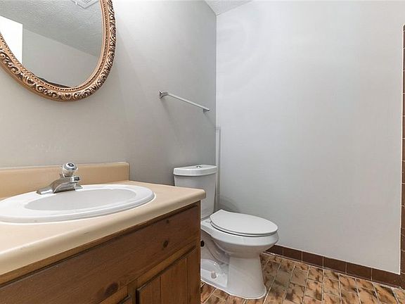 4th image of 550 Villa Ct