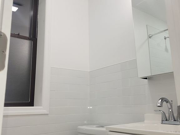 5th image of 214 Kingsland Ave APT 4