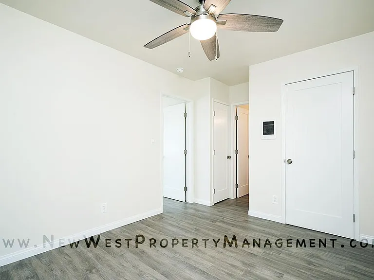 557 22nd St #1/2 — Photo 10