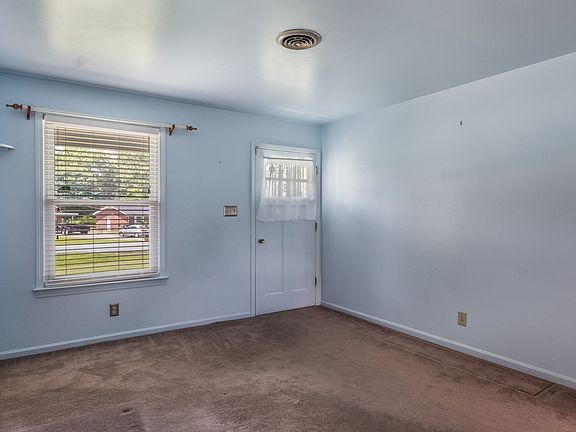 5th image of 121 Rainbow St