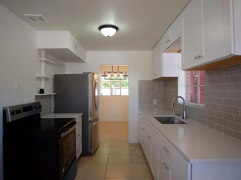 721 E Joan Pl — Photo 2