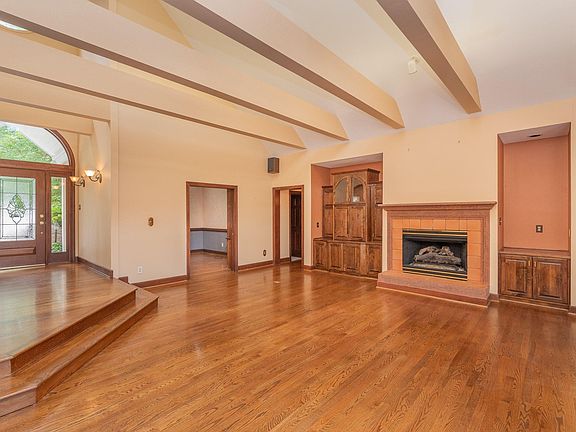 5th image of 30 Inverary Ct