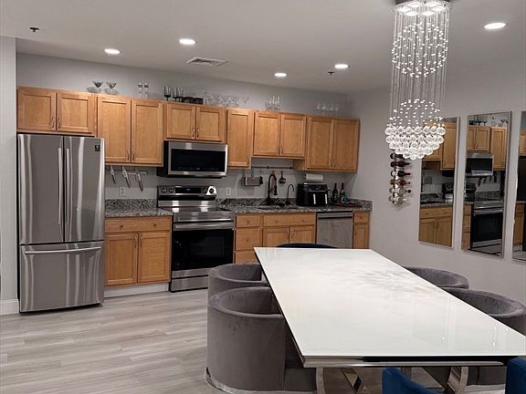 4th image of 531 Main St APT 201M