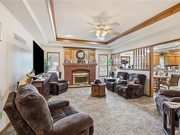 3rd image of 813 SW Foxtail Dr