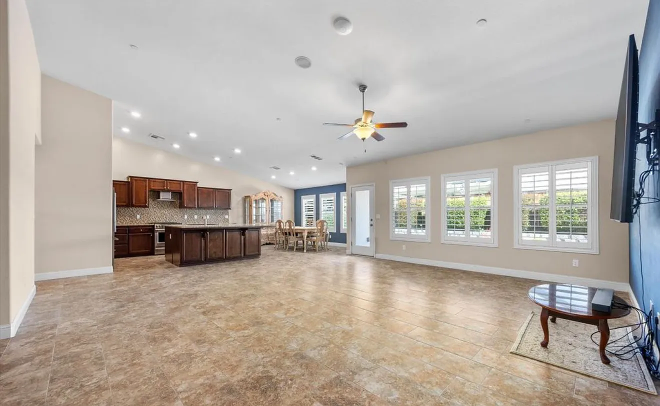 4 bed, 2.0 bath, 1998 sqft, $2,800 — Photo 2