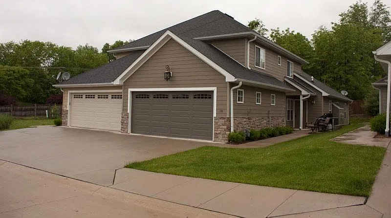 3 bed, 2.5 bath, 1820 sqft, $1,850 — Photo 1
