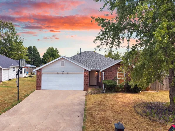1004 Zachary St, Centerton, AR 72719