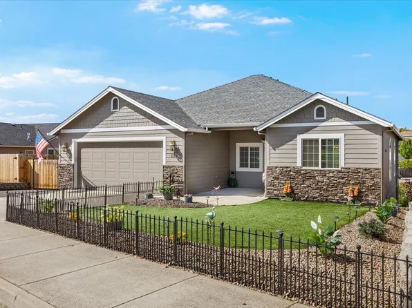 1174 Highlands Dr, Eagle Pt, OR 97524