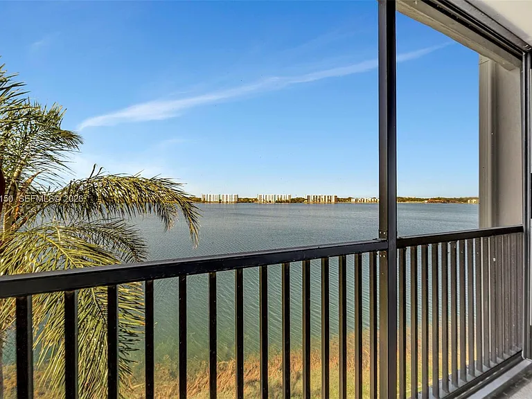 117 Lake Emerald Dr #408 — Photo 29