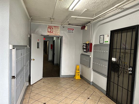 3rd image of 443 1/2 S Catalina St #211
