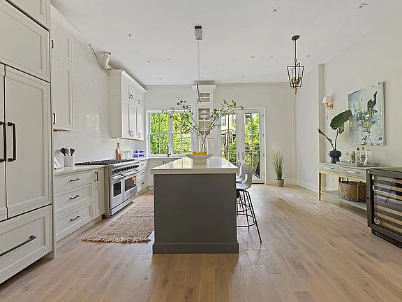 5th image of 281 Jefferson Ave