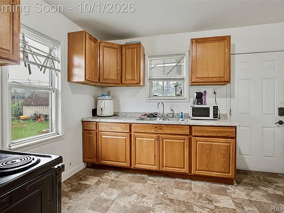 5th image of 82 Forest St