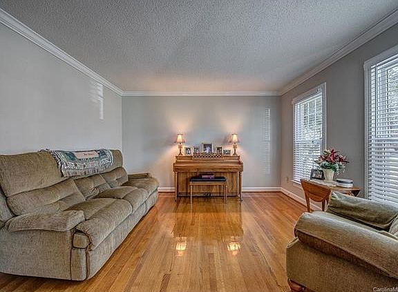 5th image of 2125 Londonderry Dr