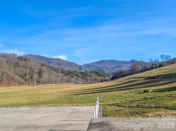 124 Shootout Ln, Burnsville, NC 28714