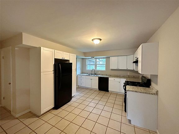 4th image of 1045 Meadowlark Dr