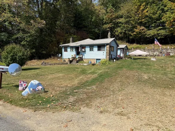 238 Causeway Dr, Franklin, PA 16323