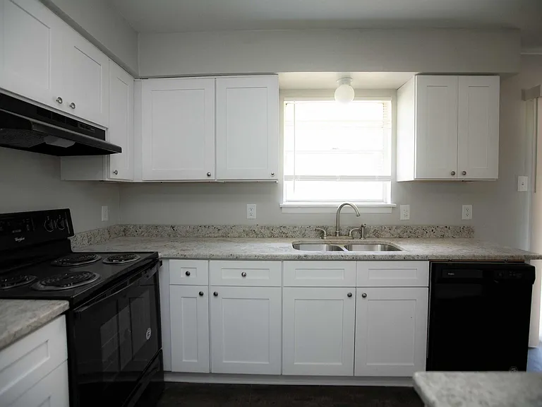 1401 Rebel Dr — Photo 4