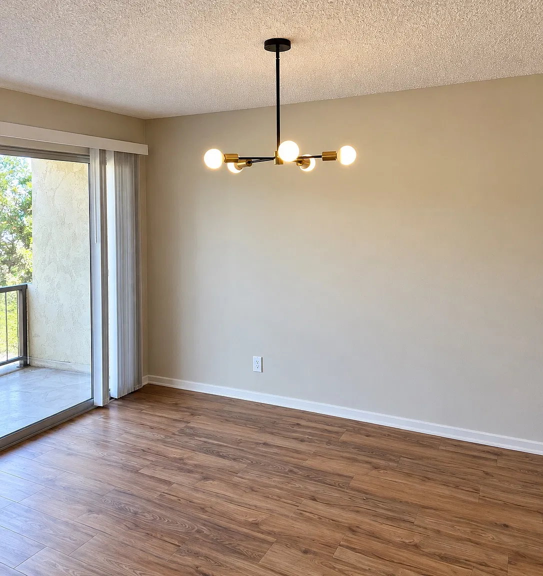 445 S Los Robles Ave — Photo 1
