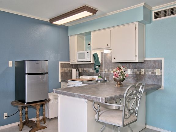 5th image of 1603 Parkview Dr #D8