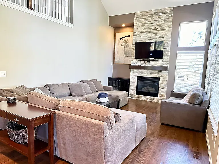 6 bed, 3795 sqft, $4,250 — Photo 3