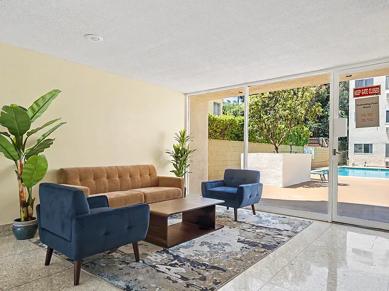 Hollywood Apartments — Photo 25