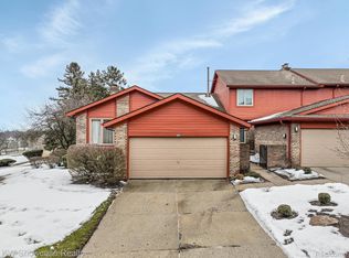 882 Greenview Ct, Rochester, MI 48307