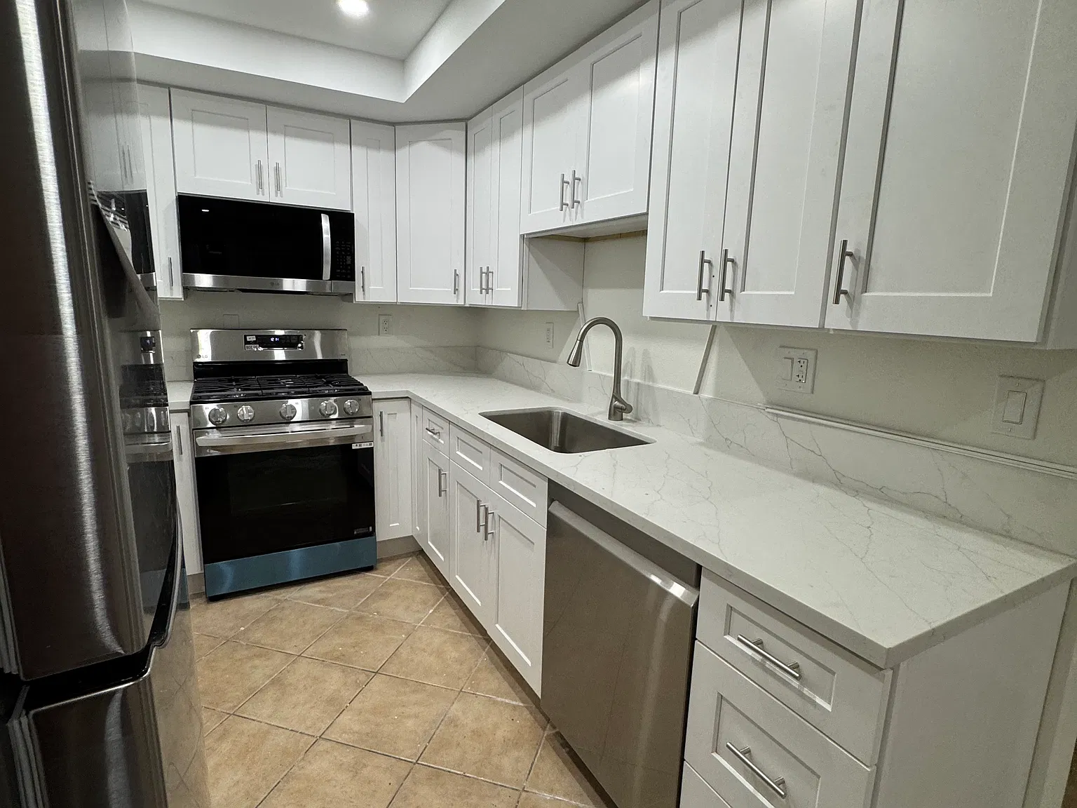 2 bed, 1.5 bath, 890 sqft, $3,300 — Photo 3
