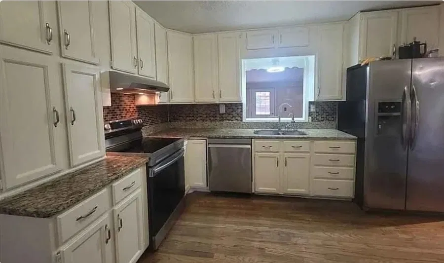 5 bed, 3854 sqft, $3,100 — Photo 2
