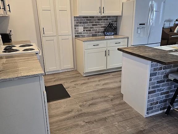 2nd image of 1036 W Meeks Dr