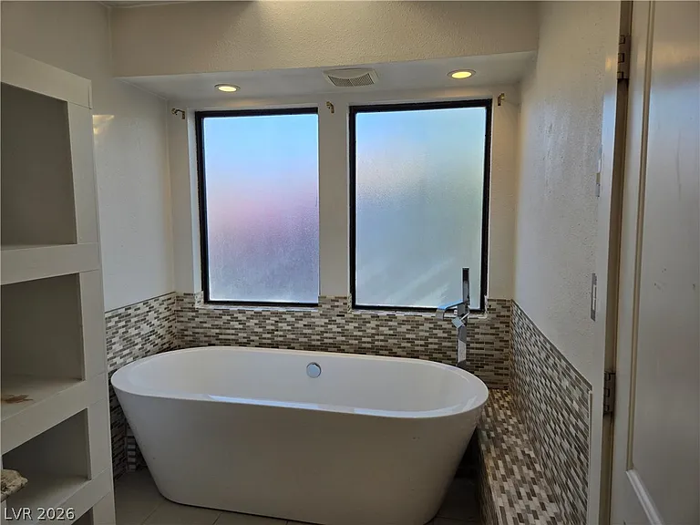 5945 N El Capitan Way — Photo 26