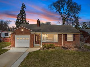 922 S Brys Dr, Grosse Pointe Woods, MI 48236