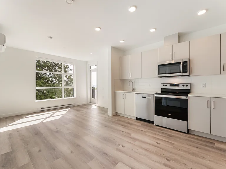 2762 Lonsdale Ave — Photo 48