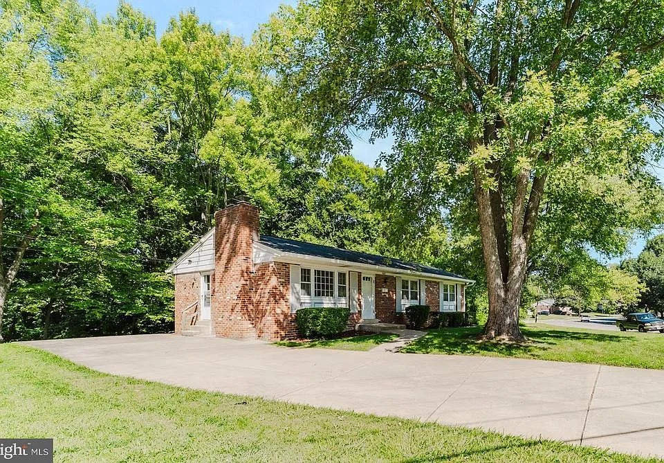 5683 Ravenel Ln