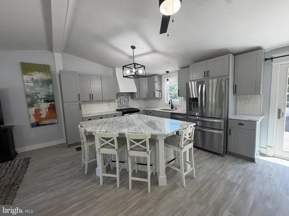 8541 Saint Andrews Dr, Chesapeake Beach, MD 20732
