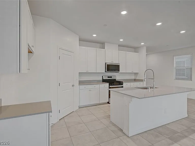 8454 Vacarez Dr — Photo 17