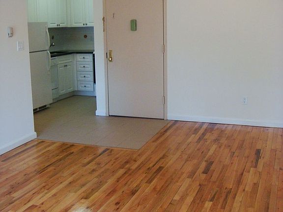 3rd image of 2536 27th St APT 3B