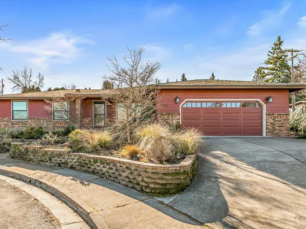 780 Oakway Cir, Ashland, OR 97520