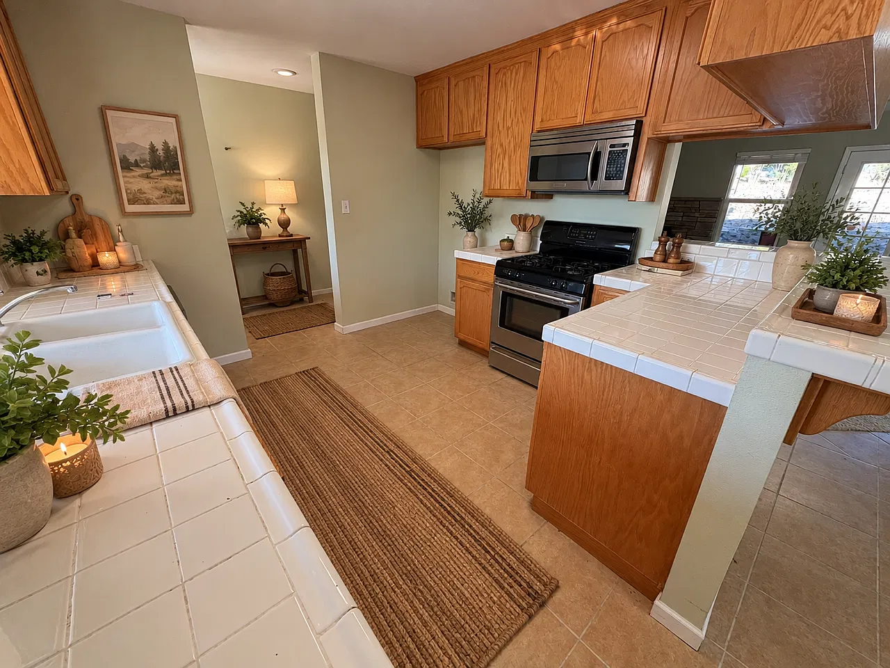 Spacious and beautiful 3 bdrm, 2 bth, 1987 sq ft home close to Lake! — Photo 4