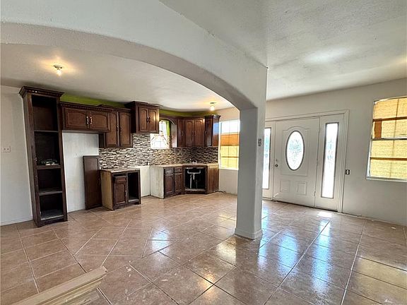 4th image of 6611 Roulette St