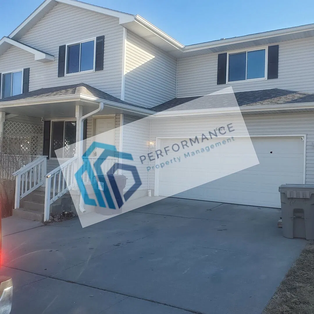South Lincoln Townhouse with 4 bedrooms, 2 1/2 baths, and 2 stall garage. — Photo 1
