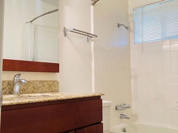 3rd image of 901 Castlewood Dr APT 1