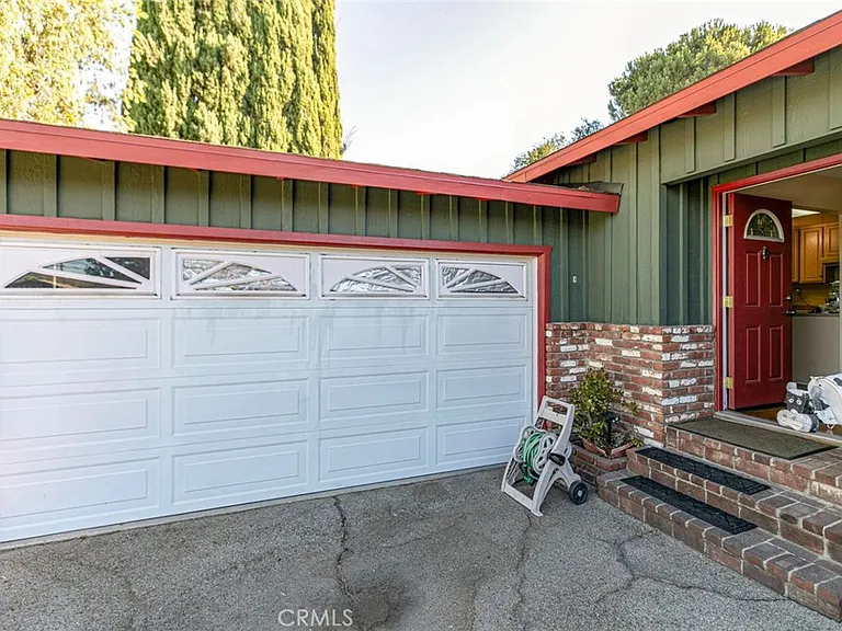 10706 Rhodesia Ave — Photo 2