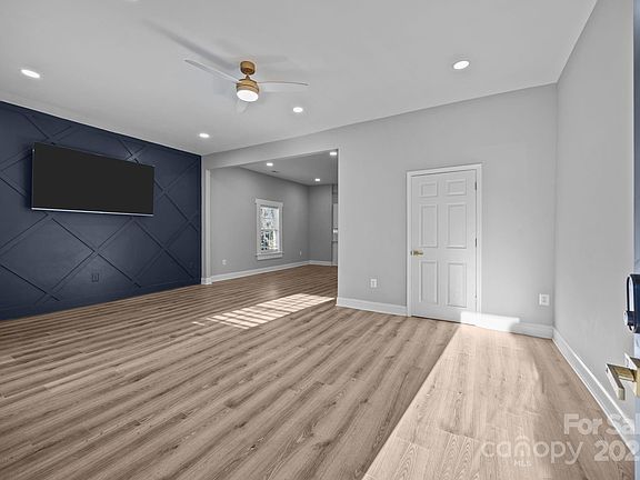 4th image of 903 N Long Es St