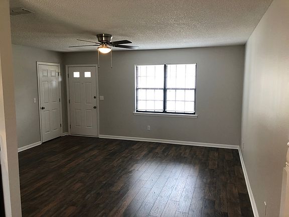 3rd image of 1563 Coombs Dr Unit 1