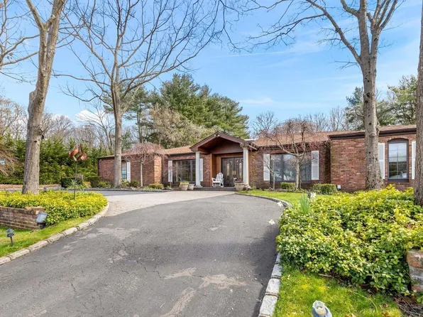 362 Barrow Court, Woodbury, NY 11797