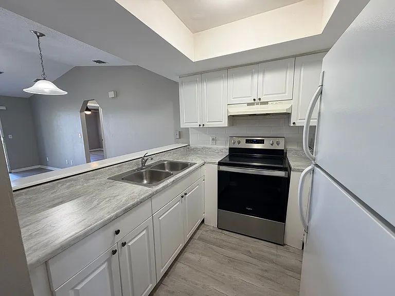 823 Gleason Pkwy — Photo 4